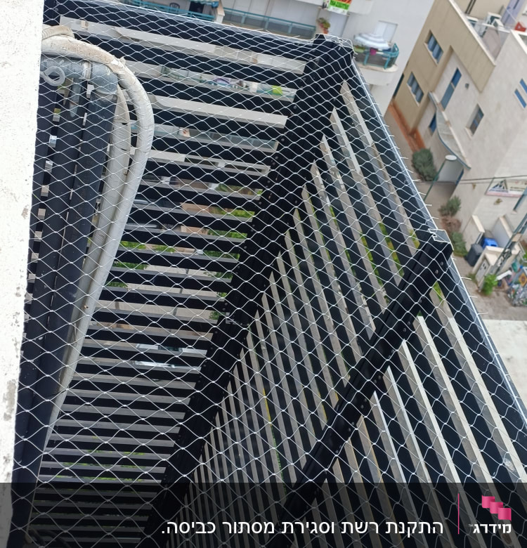 רשת מתכת מותקנת למניעת כניסת יונים